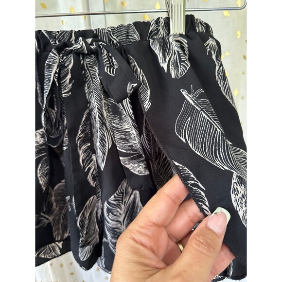 Luz Junior's All Over Feathers Faux Wrap Flutter Front Tie Pull On Shorts - Picture 4 of 7